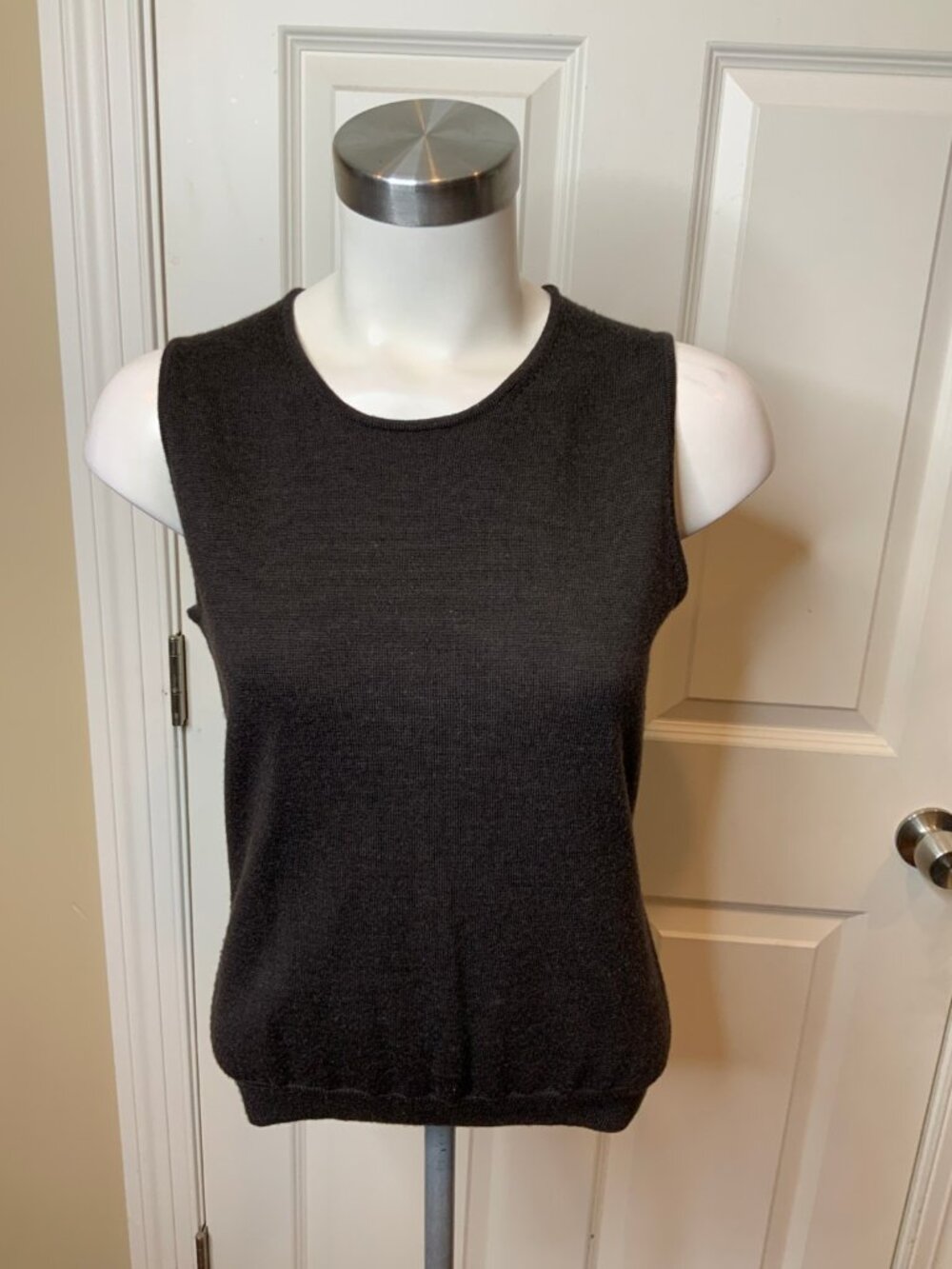 Brooks Brothers 346 Dark Gray Merino Wool Sleeveless Knit Top Shell, Size S